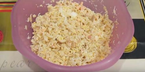 Самые популярные рецепты салатов с кальмаром. Самый вкусный салат с кальмарами и креветками