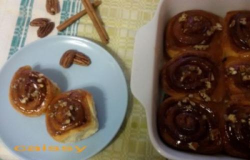 Липкие булочки с корицей грецкими орехами и карамельным соусом. Булочки с корицей, карамельным соусом и орехами пекан