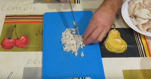 Самые популярные рецепты салатов с кальмаром. Самый вкусный салат с кальмарами и креветками