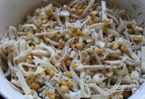 Самый популярный салат с кальмарами. Салат с кальмарами и рисом