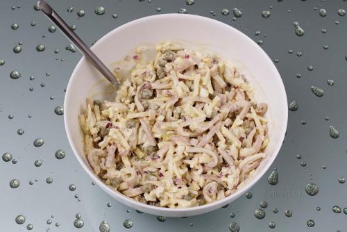 Как приготовить салат с кальмарами и зеленым горошком — рецепт вкусного салата из кальмаров с пошаговыми фото