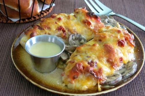 Куриная грудка под сырной шубой в духовке с картошкой. Куриная грудка под шубой в духовке с грибами и сыром — пошаговые рецепты с фото.