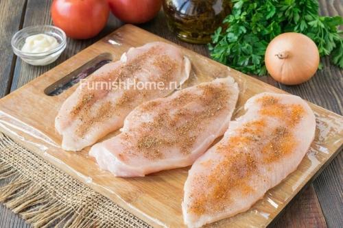 Куриная грудка под сырной шапкой. Куриное филе с помидорами под сырной шапочкой