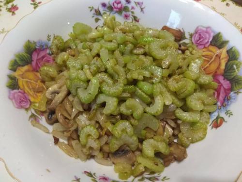 Салат «Зимний вечер» — сытный, вкусный. Хорош и в теплом, и в холодном виде