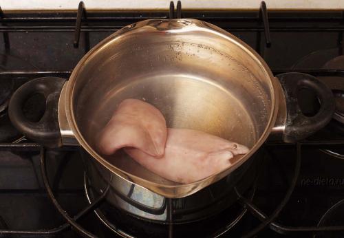 Как приготовить салат с кальмарами и зеленым горошком — рецепт вкусного салата из кальмаров с пошаговыми фото