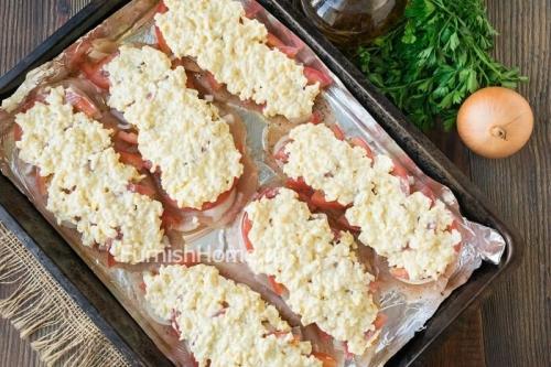 Куриная грудка под сырной шапкой. Куриное филе с помидорами под сырной шапочкой