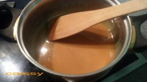 Липкие булочки с корицей грецкими орехами и карамельным соусом. Булочки с корицей, карамельным соусом и орехами пекан