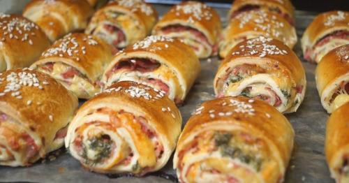 Слойки с яйцом ветчиной и сыром из слоеного. Слойки с ветчиной и сыром