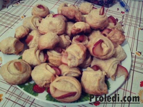 Печенье из слоеного теста с яблоком — простой рецепт