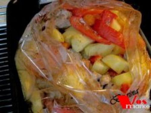Мясо с овощами в духовке в рукаве. Мясо с овощами в духовке