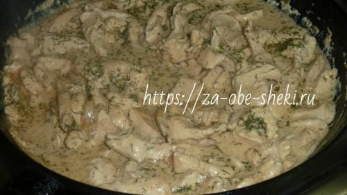 Куриная грудка в сметанном соусе на сковороде. Куриная грудка, тушенная в сметане на сковороде – понравится ему, тебе и мне! Быстрый и простой способ приготовления