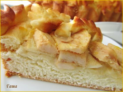 Дрожжевой пирог с карамелизированными яблоками.