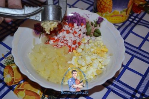 Тарталетки с крабовыми палочками и кукурузой. Закусочные тарталетки с крабовыми палочками, ананасом, сыром и чесноком