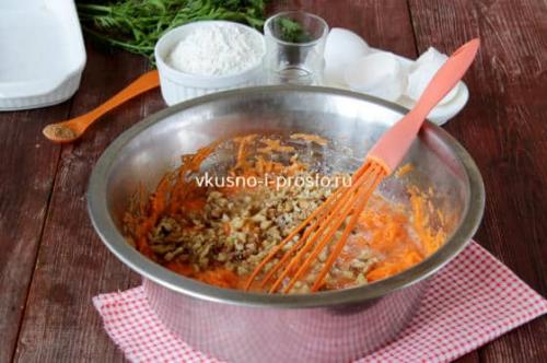 Влажный морковный торт со сметанным кремом. Морковный торт со сметанным кремом