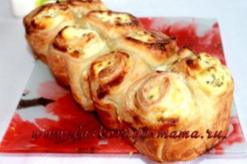 Закусочный пирог из слоеного теста. Закусочный пирог с сыром
