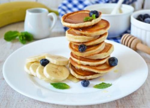 Панкейки с творогом и бананом без муки. Классические банановые панкейки на молоке