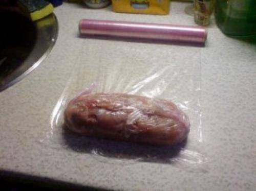 Куриный рулет с желатином в пищевой пленке. Куриный рулет с желатином