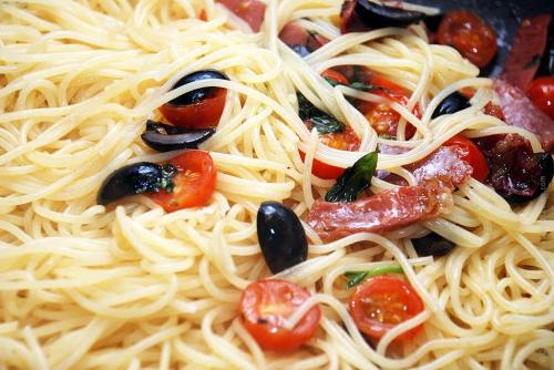 Паста с ветчиной и помидорами. Ингредиенты (на 2 порции)