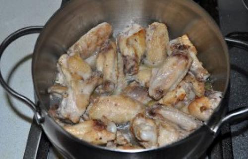 Тушеные куриные крылышки