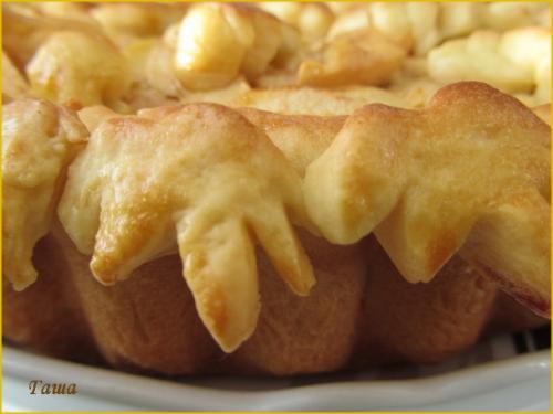 Дрожжевой пирог с карамелизированными яблоками.