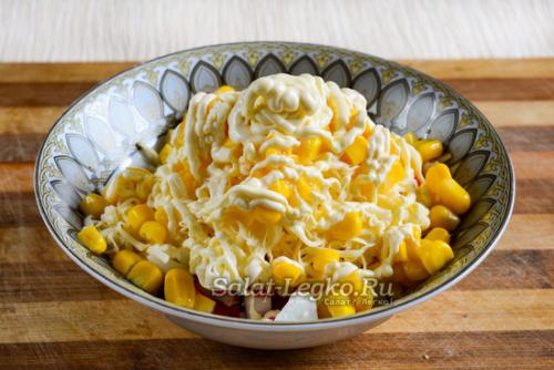 Тарталетки с крабовыми палочками и сыром и яйцом и чесноком. Тарталетки с крабовыми палочками и плавленным сыром