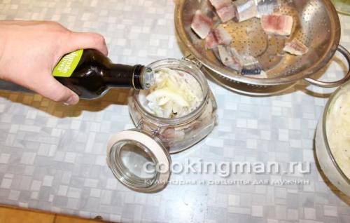 Как посолить селедку в банке с луком. Приготовление селедки с луком Дальше, все приготовление закуски сводится к нарезке филе, маринованию в уксусе лука и укладки селедки с луком в банку.