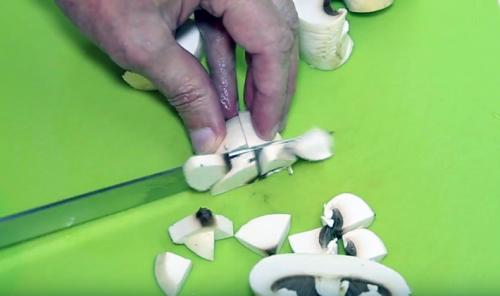 Салат с грибами слоями. Слоёный салат с жареными грибами шампиньонами: пошаговый рецепт