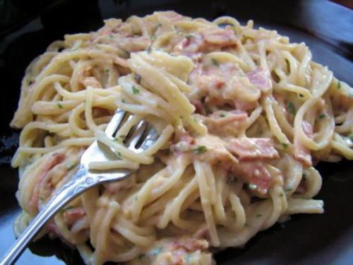 Спагетти со сливочным соусом и ветчиной. Паста карбонара: рецепт с ветчиной и сливками. Основные советы по приготовлению блюда