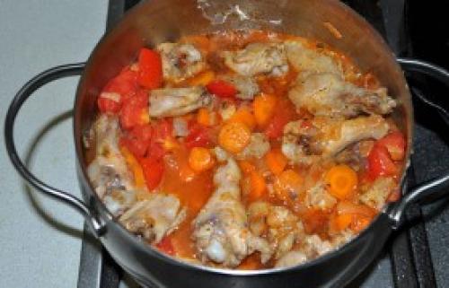 Тушеные куриные крылышки