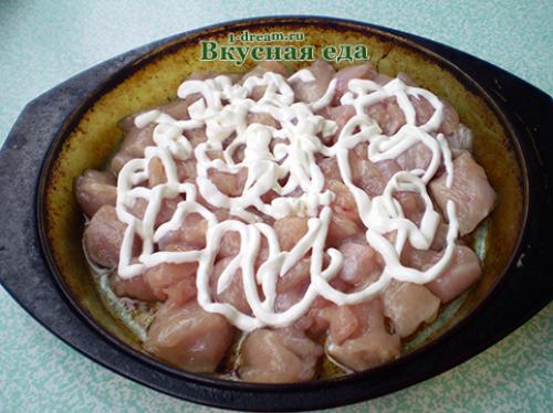 Куриное филе, запеченное со сметаной и сыром