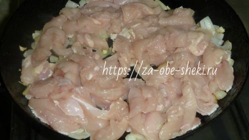 Куриная грудка в сметанном соусе на сковороде. Куриная грудка, тушенная в сметане на сковороде – понравится ему, тебе и мне! Быстрый и простой способ приготовления