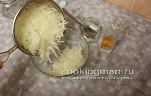 Как посолить селедку в банке с луком. Приготовление селедки с луком Дальше, все приготовление закуски сводится к нарезке филе, маринованию в уксусе лука и укладки селедки с луком в банку.