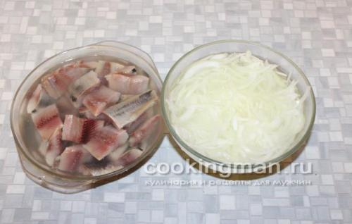 Как посолить селедку в банке с луком. Приготовление селедки с луком Дальше, все приготовление закуски сводится к нарезке филе, маринованию в уксусе лука и укладки селедки с луком в банку.