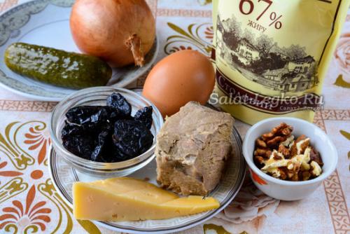 Салат "Принцесса" с говядиной и черносливом