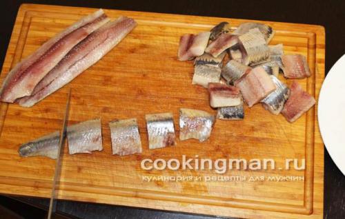 Как посолить селедку в банке с луком. Приготовление селедки с луком Дальше, все приготовление закуски сводится к нарезке филе, маринованию в уксусе лука и укладки селедки с луком в банку.