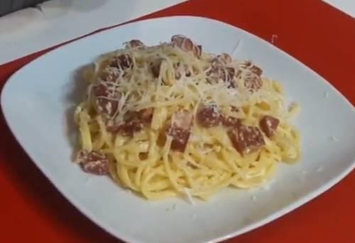 Спагетти со сливочным соусом и беконом. Паста Карбонара с беконом — рецепт со сливками
