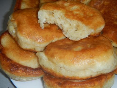 Пышные оладьи на разогретом кефире. Пышные оладьи на горячем кефире с яйцом