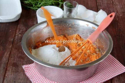 Влажный морковный торт со сметанным кремом. Морковный торт со сметанным кремом