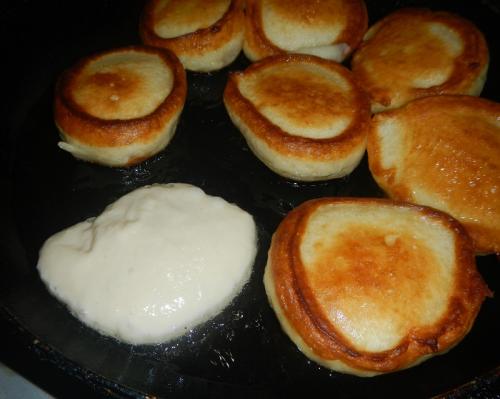 Пышные оладьи на разогретом кефире. Пышные оладьи на горячем кефире с яйцом