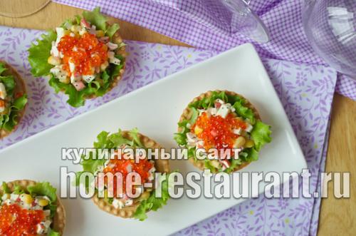 Тарталетки с крабовыми палочками и икрой. 