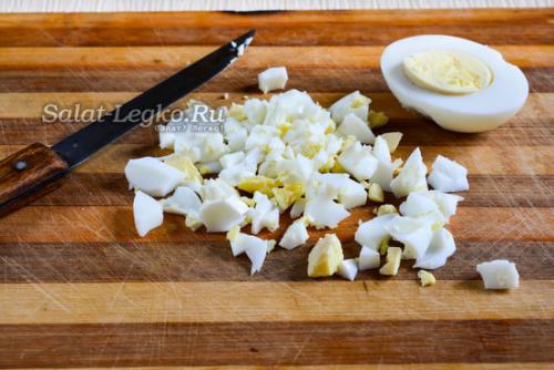 Тарталетки с крабовыми палочками и сыром и яйцом и чесноком. Тарталетки с крабовыми палочками и плавленным сыром