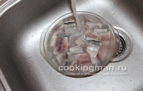 Как посолить селедку в банке с луком. Приготовление селедки с луком Дальше, все приготовление закуски сводится к нарезке филе, маринованию в уксусе лука и укладки селедки с луком в банку.