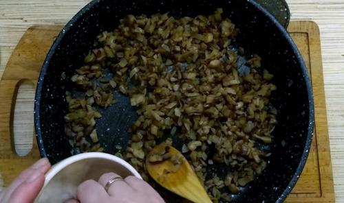 Салат с грибами слоями. Слоёный салат с жареными грибами шампиньонами: пошаговый рецепт