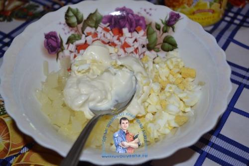 Тарталетки с крабовыми палочками и кукурузой. Закусочные тарталетки с крабовыми палочками, ананасом, сыром и чесноком