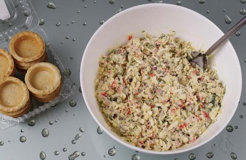 Тарталетки с крабовыми палочками — рецепт закуски в тарталетках с крабовыми палочками, яйцом, сыром и чесноком