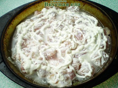 Куриное филе, запеченное со сметаной и сыром
