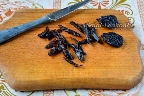 Салат "Принцесса" с говядиной и черносливом