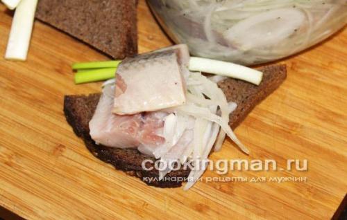 Как посолить селедку в банке с луком. Приготовление селедки с луком Дальше, все приготовление закуски сводится к нарезке филе, маринованию в уксусе лука и укладки селедки с луком в банку.