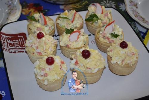 Тарталетки с крабовыми палочками и кукурузой. Закусочные тарталетки с крабовыми палочками, ананасом, сыром и чесноком