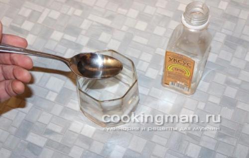 Как посолить селедку в банке с луком. Приготовление селедки с луком Дальше, все приготовление закуски сводится к нарезке филе, маринованию в уксусе лука и укладки селедки с луком в банку.